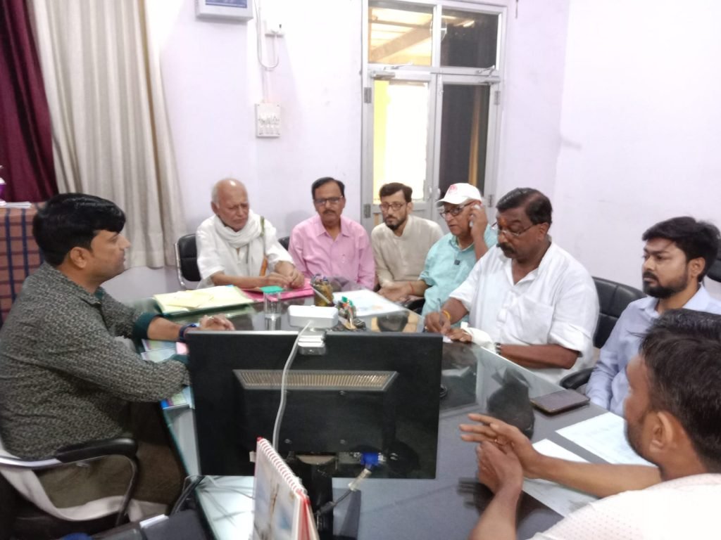 भागलपुर 10 जून 2023*24 घंटे निर्बाध बिजली आपूर्ति और स्मार्ट मीटर नहीं लगाए जाने की मांग को लेकर बिजली उपभोक्ता संघर्ष समिति ने धरना दिया।