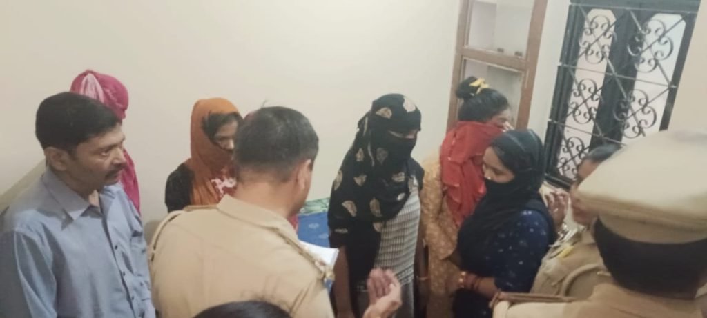 कानपुर10जून2023*सेक्स रैकेट पर पुलिस ने मारा छापा।