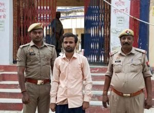 सिकन्दरपुर,बलिया11जून23*स्थानीय पुलिस ने मुखबिर की सूचना पर एक फरार वांछित अभियुक्त को गिरफ्तार करने में सफलता हासिल की।
