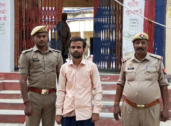 सिकन्दरपुर,बलिया11जून23*स्थानीय पुलिस ने मुखबिर की सूचना पर एक फरार वांछित अभियुक्त को गिरफ्तार करने में सफलता हासिल की।