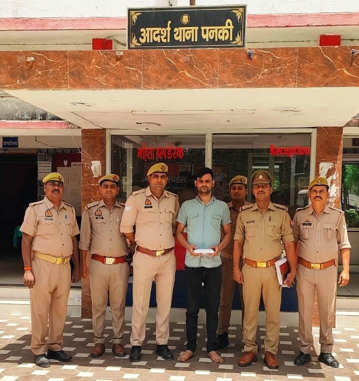 कानपुर11जून2023*थाना पनकी क्षेत्र में इंड्रस्टील एरिया चौकी प्रभारी आलोक तिवारी ने पकड़ा चरस तस्कर कानपुर11जून2023*थाना पनकी क्षेत्र में इंड्रस्टील एरिया चौकी प्रभारी आलोक तिवारी ने पकड़ा चरस तस्कर