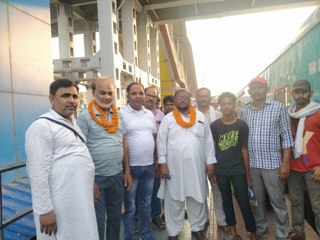 भागलपुर12जून2023*हज पर जाने वाले हाजियों का अरहम ट्रस्ट कि ओर से फूल माला पहना कर स्वागत और रवाना किया गया।