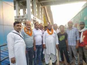 भागलपुर12जून2023*हज पर जाने वाले हाजियों का अरहम ट्रस्ट कि ओर से फूल माला पहना कर स्वागत और रवाना किया गया।