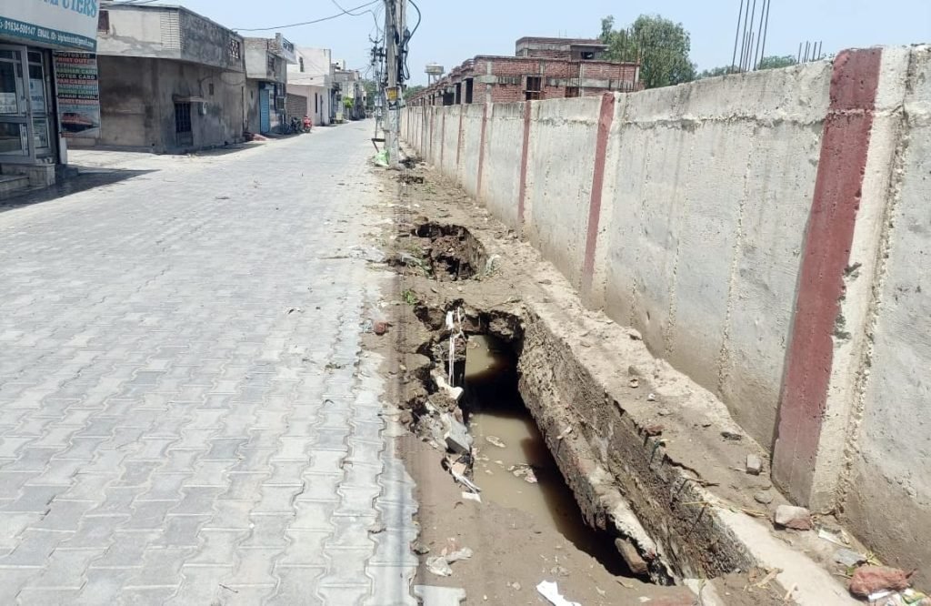 पंजाब12जून2023*बारिश ने खोली नगर निगम की पोल, पहली बरसात में सडक़ बैठी, हो सकता है बड़ा हादसा