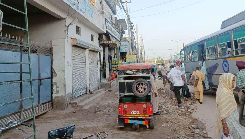पंजाब12जून2023*मलोट चौक पर अनेजा शटरिंग वालों ने पानी के निकासी वाला खाला किया बंद, लोग परेशान