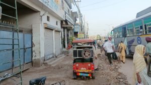 पंजाब12जून2023*मलोट चौक पर अनेजा शटरिंग वालों ने पानी के निकासी वाला खाला किया बंद, लोग परेशान