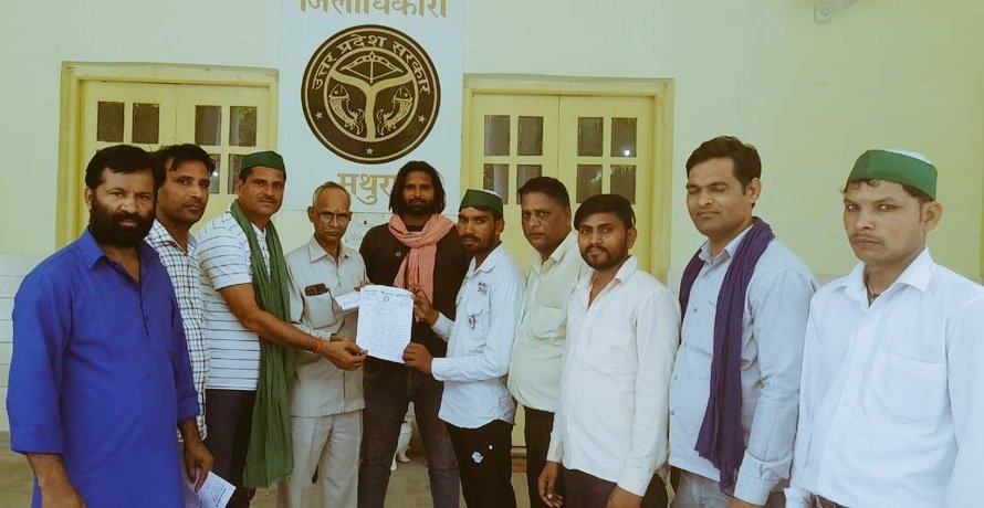 मथुरा12जून2023*लाठीचार्ज जबरन फर्जी केस व किसानों को जेल भेजने के विरोध में मथुरा कलेक्ट्रेट पर प्रदर्शन किया।