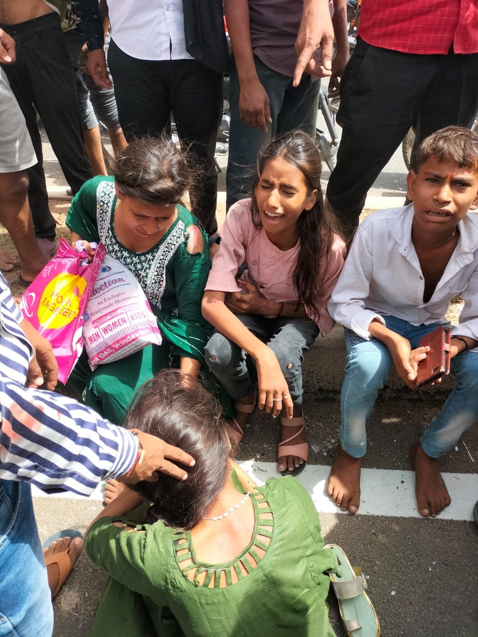 मथुरा तारीख 12 6 2023 गोवर्धन।। शादी से लौट रहे यात्रियों से भरा टेंपो अनियंत्रित होकर पलट गया.