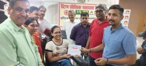 कानपुर14जून23*डीएम ने रक्तदान करने वाले युवाओं को प्रोत्साहित करते हुए उन्हें प्रमाणपत्र वितरण किया