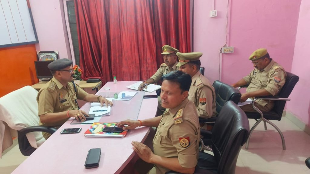 चित्रकूट14जून23*क्षेत्रधिकारी महोदय राजापुर द्वारा थाना पहाड़ी के विवेचकों का अर्दली रुम किया गया*