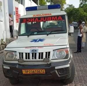 लखनऊ14जून23*थाना चौक अंतर्गत पोस्टमार्टम हाउस से एंबुलेंस पर ढोई जा रही लाशें*