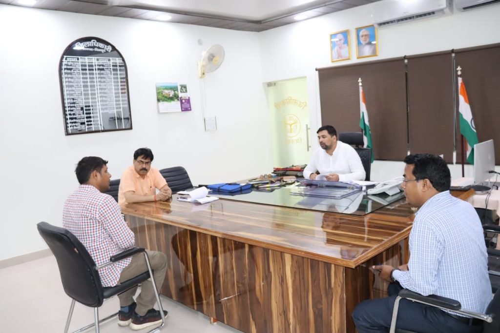 चित्रकूट15जून23*फरियादियों की समस्याओं का समाधान शासन की मंशानुरूप व गुणवत्तापूर्ण पारदर्शिता के साथ समय से करें। जिलाधिकारी