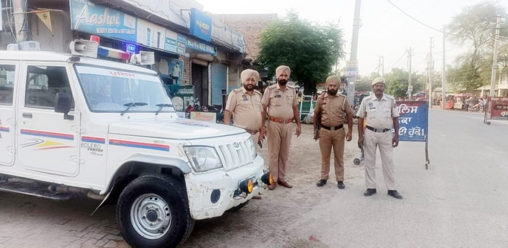 पंजाब15जून23*नगर थाना 2 की पुलिस ने गंगानगर रोड पर नाकाबंदी कर वाहनों की चैकिंग की पंजाब15जून23*नगर थाना 2 की पुलिस ने गंगानगर रोड पर नाकाबंदी कर वाहनों की चैकिंग की