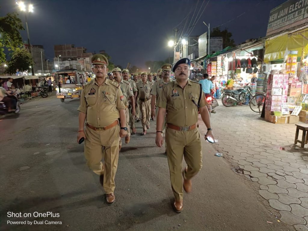 चित्रकूट16जून23*अपर पुलिस अधीक्षक द्वारा कोतवाली कर्वी पुलिस बल के साथ कर्वी शहर में पैदल गस्त किया गया*