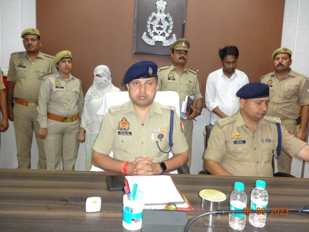 मथुरा16जून23*प्रतिबन्धित क्षेत्र) में प्लॉटिंग कर करोड़ो रुपये की ठगी करने वाले गिरोह के सरगना मय पत्नी के गिरफ्तार।