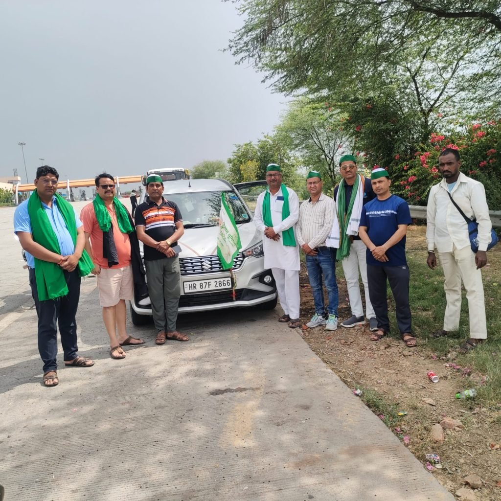 मथुरा16जून23*भारतीय किसान यूनियन टिकैैत के चिंतन शिविर में एक दर्जन गाड़ियों का काफिला हरिद्वार रवाना।