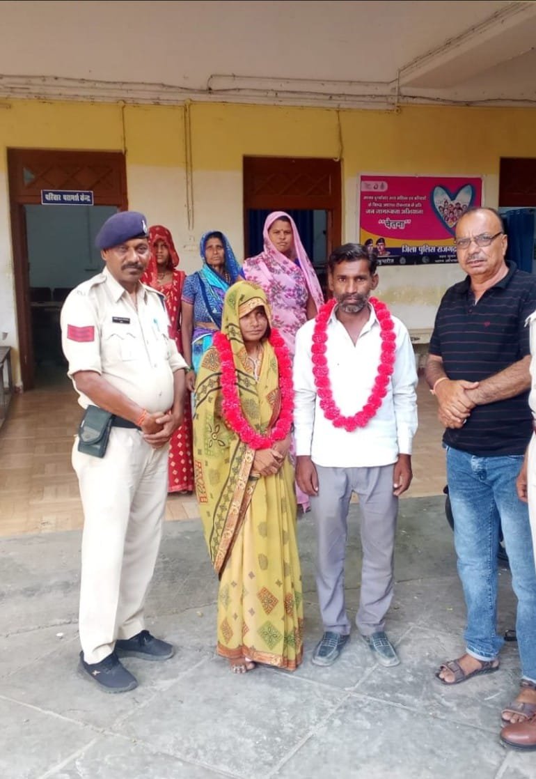 राजगढ़16जून23*जिला स्तरीय पुलिस परिवार परामर्श मे सुनवाई के दौरान प्रथक प्रथक रह रहे 3 परिवारों को आपस मे मिलवाया।* राजगढ़16जून23*जिला स्तरीय पुलिस परिवार परामर्श मे सुनवाई के दौरान प्रथक प्रथक रह रहे 3 परिवारों को आपस मे मिलवाया।*