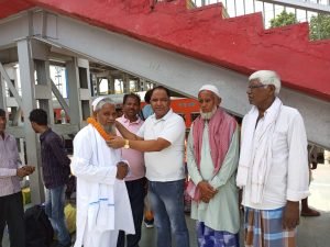 भागलपुर16जून23* जंक्शन पर भागलपुर से हज करने जाने वाले हाजियों का अरहम ट्रस्ट कि ओर से फूल माला पहना कर स्वागत और रवाना किया गया,