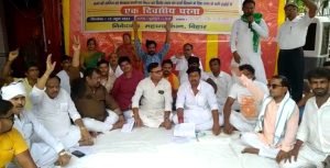 भागलपुर16जून23*केंद्र सरकार होश में आओ महंगाई पर रोक लगाओ जैसे नारों के साथ महागठबंधन ने केंद्र सरकार के खिलाफ खोला मोर्चा, किया एक दिवसीय धरना*