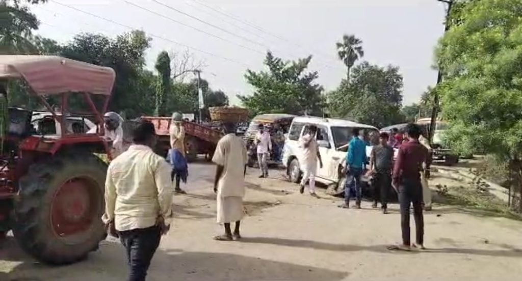 भागलपुर16जून23*तेज रफ्तार ट्रैक्टर ने स्कॉर्पियो में मारी जोरदार टक्कर, चार लोग घायल*