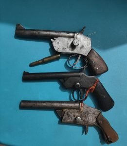 ग्वालियर16जून23*थाना करहिया पुलिस ने एक हथियार तस्कर को पकड़कर उसके पास से तीन देशी कट्टे व चार जिंदा राउण्ड किये बरामद*