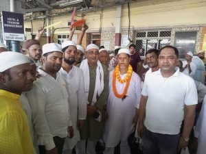 भागलपुर17-06-2023*हाजियों का अरहम ट्रस्ट कि ओर से फूल माला पहना कर स्वागत और पटना रवाना किया गया,