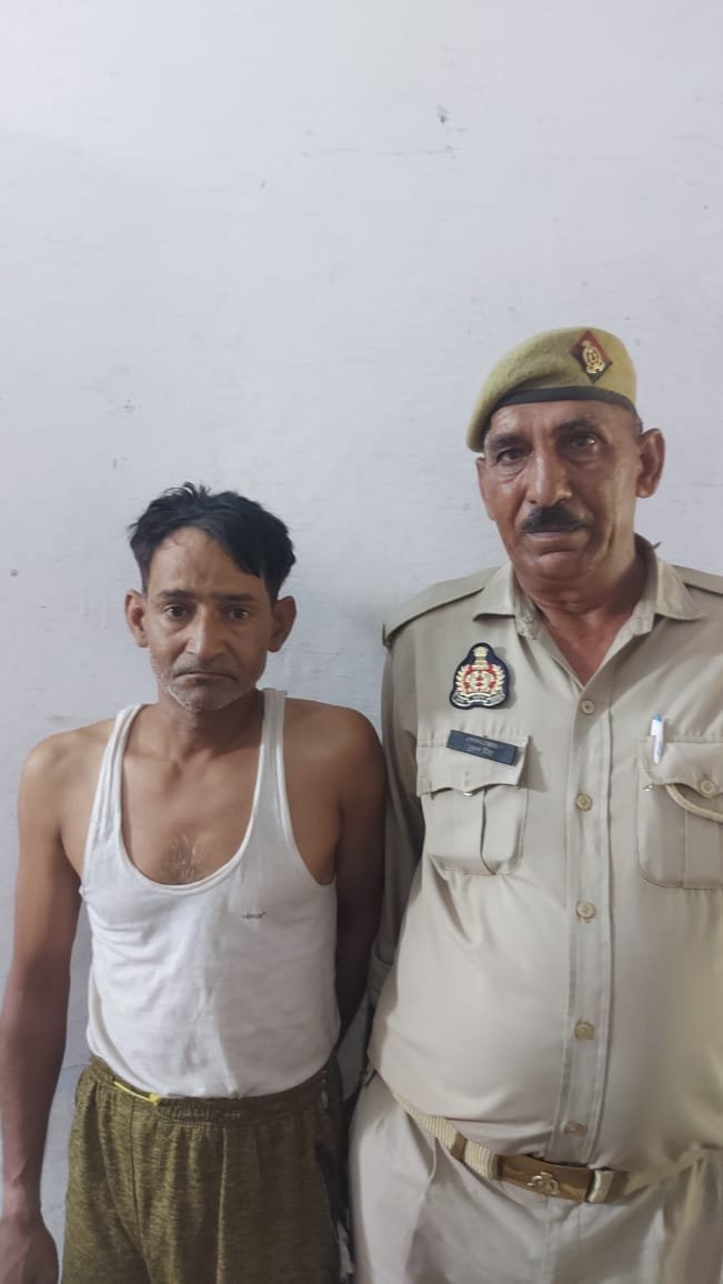 मथुरा17जून23* 70 पव्वा देशी शराब सहित 01 अभियुक्त को गिरफ्तार किया*