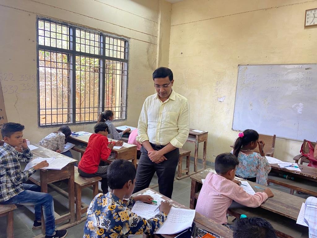 कानपुर18जून2023*मण्डलायुक्त ने राजकीय बालिका इंटर कॉलेज, चुन्नीगंज में आयोजित की जा रही प्रवेश परीक्षा केंद्र का विजिट कियाl