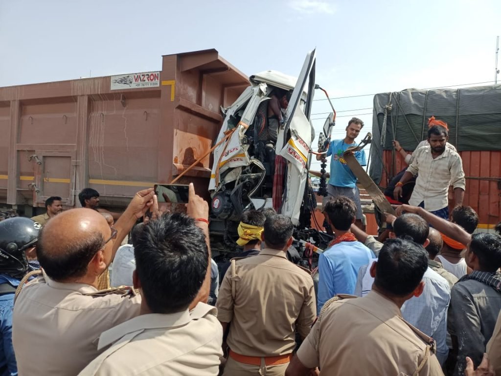 कानपुर नगर18जून23*इंडस्ट्रियल एरिया के गैस प्लांट के पास खड़े ट्रक में पीछे से कंटेनर ने तेजी व लापरवाही से टक्कर मारी