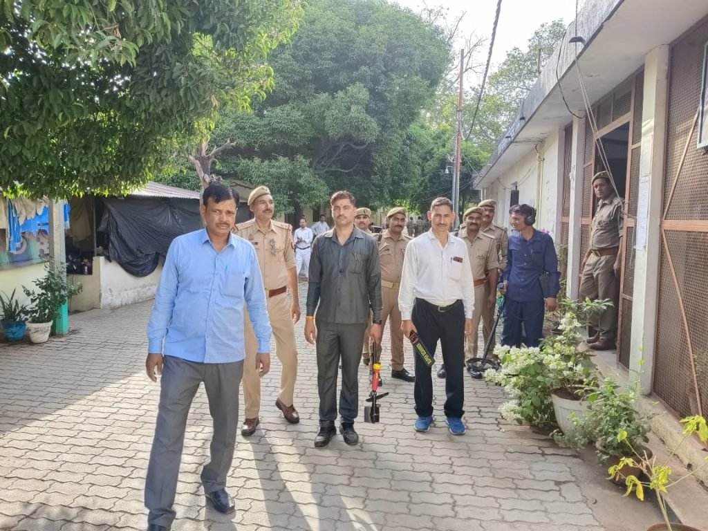 चित्रकूट19जून23*ए एस चेक,डॉग स्क्वायड व एलआईयू0 की संयुक्त टीम द्वारा सुरक्षा सतर्कता के दृष्टिगत न्यायालय परिसर में चेकिंग की गयी*