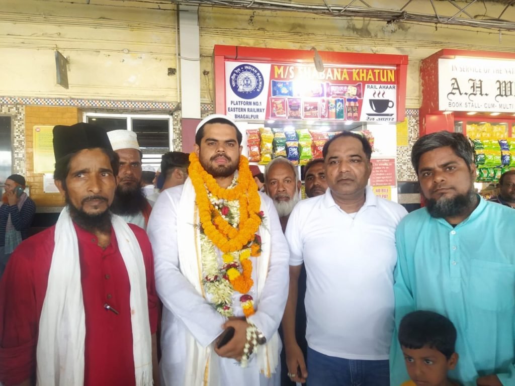 भागलपुर19जून2023*हज करने जारहे 10 हाजियों का अरहम ट्रस्ट कि ओर से फूल कि माला पहना कर स्वागत और पटना के लिए रवाना किया गया,