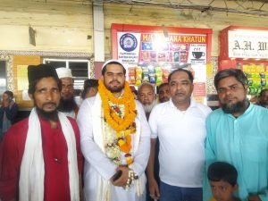 भागलपुर19जून2023*हज करने जारहे 10 हाजियों का अरहम ट्रस्ट कि ओर से फूल कि माला पहना कर स्वागत और पटना के लिए रवाना किया गया,