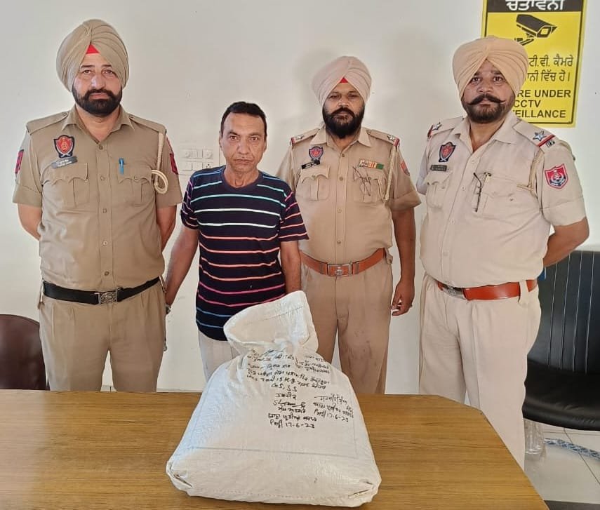 पंजाब19जून2023*15 किलो पोस्त आरोपी को एक दिन के पुलिस रिमांड के बाद जेल भेजा पंजाब19जून2023*15 किलो पोस्त आरोपी को एक दिन के पुलिस रिमांड के बाद जेल भेजा