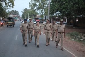 चित्रकूट19जून2023**शांति एवं सुरक्षा व्यवस्था सुदृण बनाये रखने हेतु पुलिस अधीक्षक द्वारा कस्बा सरैंया में पैदल गस्त किया गया*