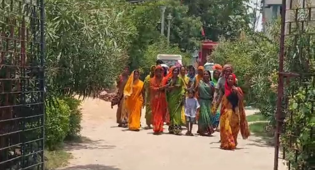 भागलपुर20जून2023*हत्यारे को न पकड़े जाने के विरोध में ग्रामीणों ने की सबौर थाने का घेराव*