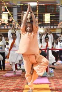 गोरखपुर21जून2023*अतंर्राष्ट्रीय योग दिवस पर सीएम ने किया योग,
