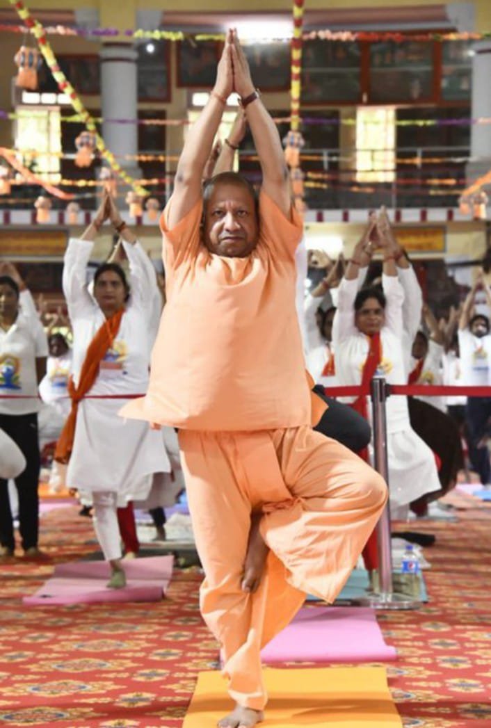 गोरखपुर21जून2023*अतंर्राष्ट्रीय योग दिवस पर सीएम ने किया योग,