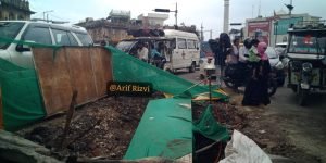 लखनऊ21जून2023*स्मार्ट सिटी कार्य के चलते कैसरबाग चौराहे पर काफी दिन से खुदा पड़ा है गड्ढा।