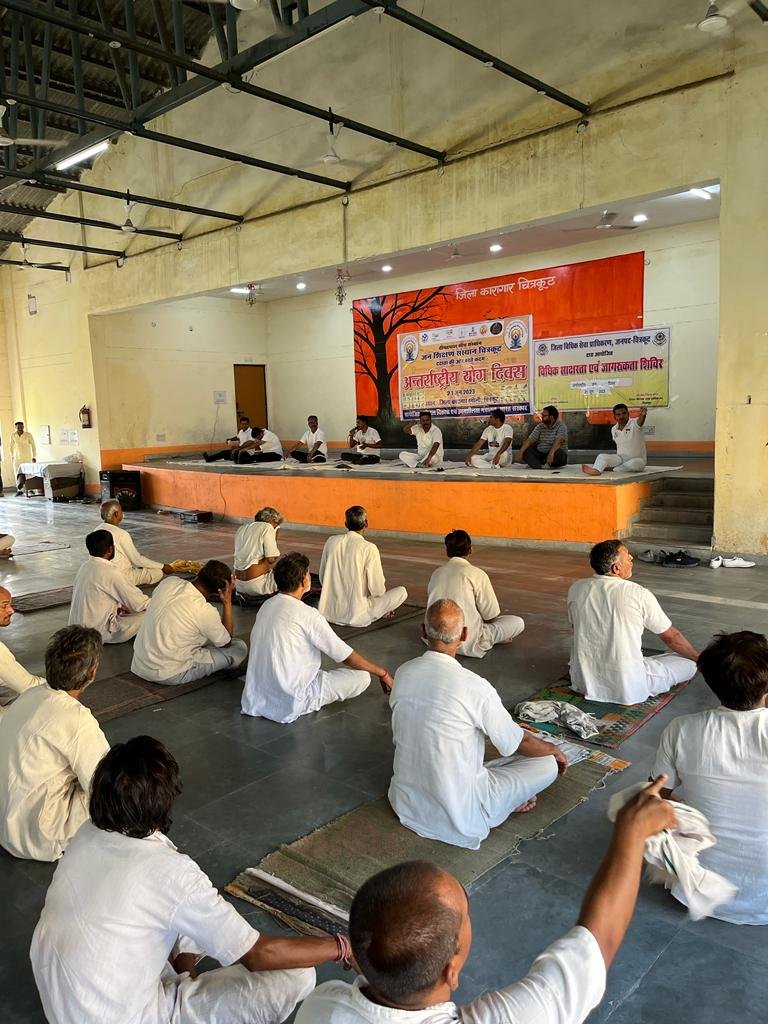 चित्रकूट21जून2023*न्यायिक अधिकारियों, बार के सम्मानित सदस्यगण, न्यायालय के कर्मचारियों एवम अन्य द्वारा योग दिवस मनाया गया।