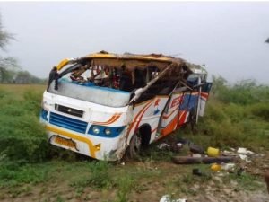 हमीरपुर (मुस्करा)21 जून2023*बारात ले जाती बस अनियन्त होकर पलटी