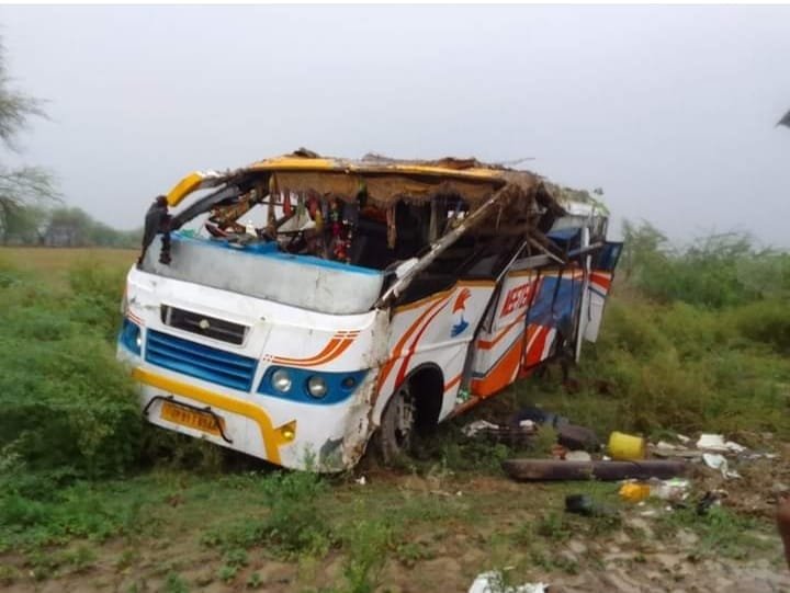 हमीरपुर (मुस्करा)21 जून2023*बारात ले जाती बस अनियन्त होकर पलटी