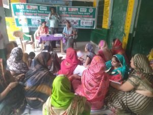 कानपुर22जून2023**प्राथमिक विद्यालय पाठकपुर विद्यालय परिसर में महिला समूह के द्वारा अचार पापड़ का प्रशिक्षण ब्लॉक खंड।