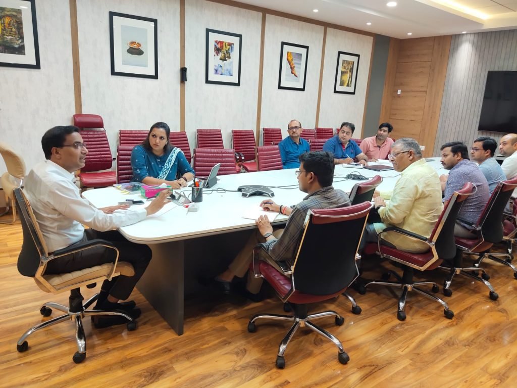 कानपुर22जून2023*यातायात को लेकर मण्डलायुक्त, कानपुर लोकेश एम0 ने सभी सम्बन्धित विभागों के साथ समन्वय समिति की प्रथम बैठक की।