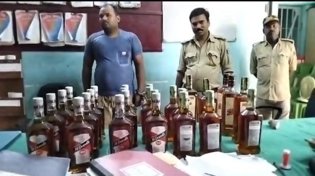 भागलपुर22जून2023*पुलिस ने छापेमारी के दौरान एक घर से 28 बोतल विदेशी शराब के साथ एक युवक को किया गिरफ्तार*
