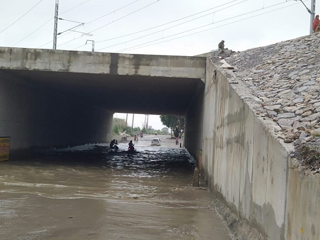 कानपुर22जून2023*किसान नगर में बने रेलवे पुल के अंडरपास मैं लगभग भरा 2 फीट पानी
