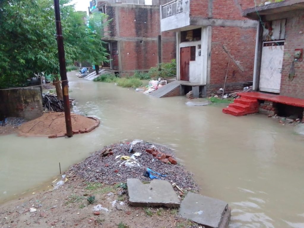 कानपुर नगर23जून2023*नगर निगम के दावों की खुली पोल दर्जनों मोहल्लों में भरा पानी, सड़कें हुई लबालब* कानपुर नगर23जून2023*नगर निगम के दावों की खुली पोल दर्जनों मोहल्लों में भरा पानी, सड़कें हुई लबालब*