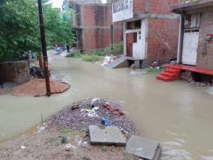 कानपुर नगर23जून2023*नगर निगम के दावों की खुली पोल दर्जनों मोहल्लों में भरा पानी, सड़कें हुई लबालब*