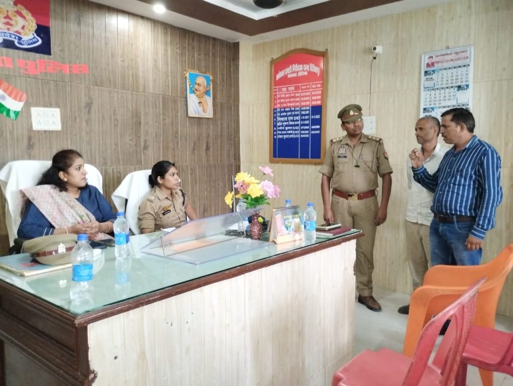 औरैया24जून2023*समाधान दिवस के मौके परडीएम और पुलिस अधीक्षक औरैया ने दिबियापुर थाने में सुनी फरियादियों की समस्याएं औरैया24जून2023*समाधान दिवस के मौके परडीएम और पुलिस अधीक्षक औरैया ने दिबियापुर थाने में सुनी फरियादियों की समस्याएं