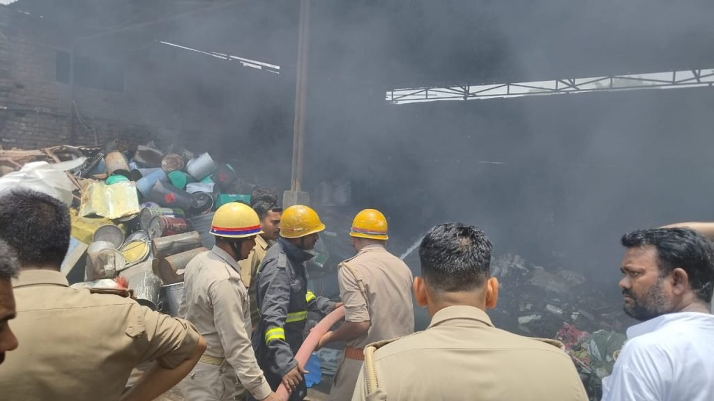 कानपुर24जून2023*जूही की स्क्रैप फैक्ट्री में कंप्रेशर फटने से 9 कर्मचारी झुलसे सभी घायल हैलट में हुए भर्ती* कानपुर24जून2023*जूही की स्क्रैप फैक्ट्री में कंप्रेशर फटने से 9 कर्मचारी झुलसे सभी घायल हैलट में हुए भर्ती*