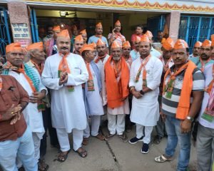 भागलपुर24जून2023*मोदी जी के 9 साल सेवा सुशासन और गरीब कल्याण योजनाओं की प्रमुख उपलब्धियां की पर्ची घर घर तक पहुंचा कर स्टीकर चिपकाये।